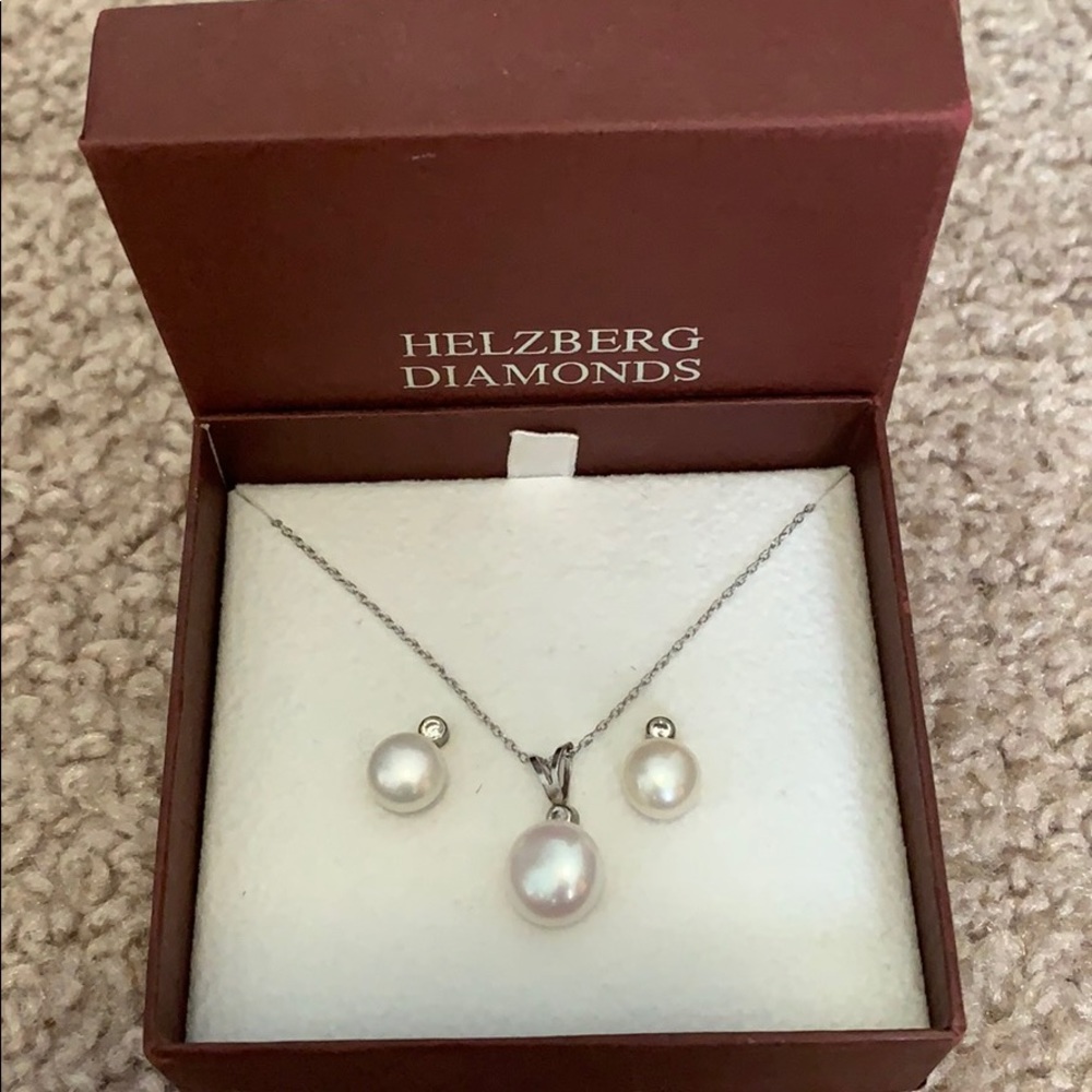 Helzberg Diamond Pearl Necklace and Earring Set